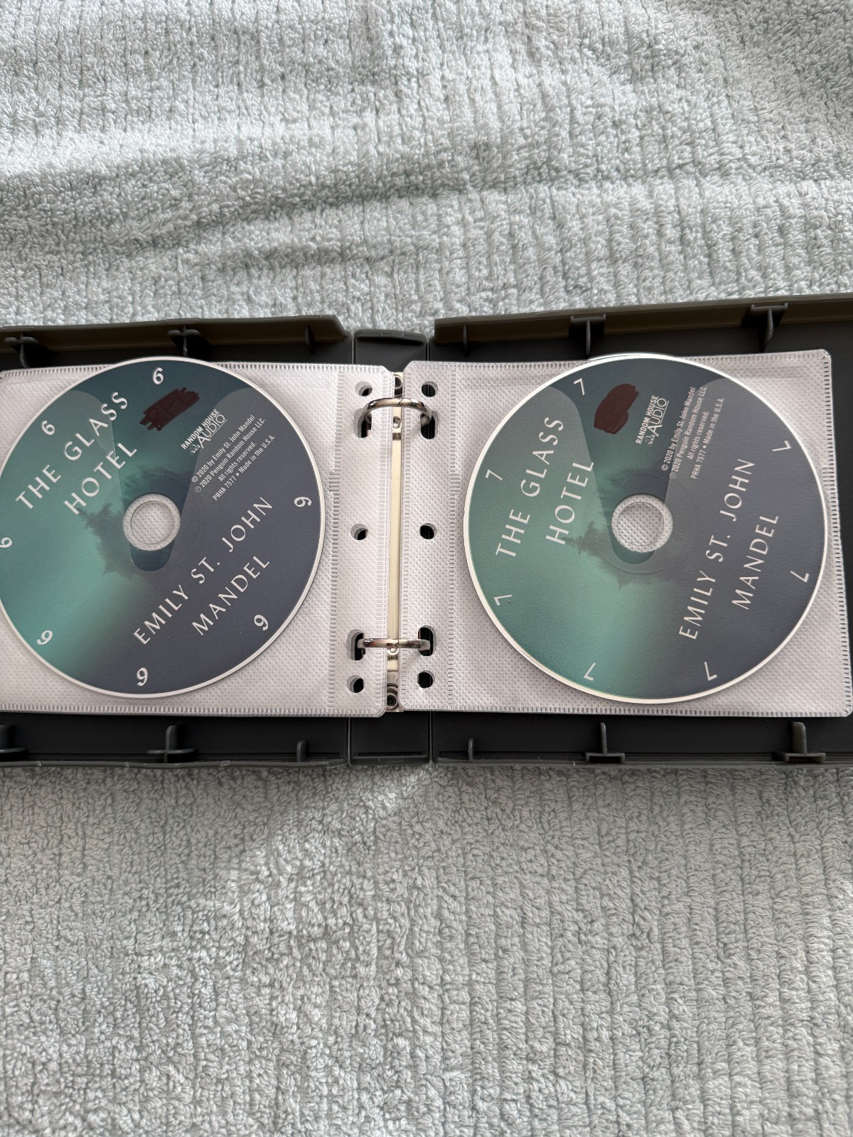 Glass Hotel : A Novel by Emily St. John Mandel (2020, Compact Disc)