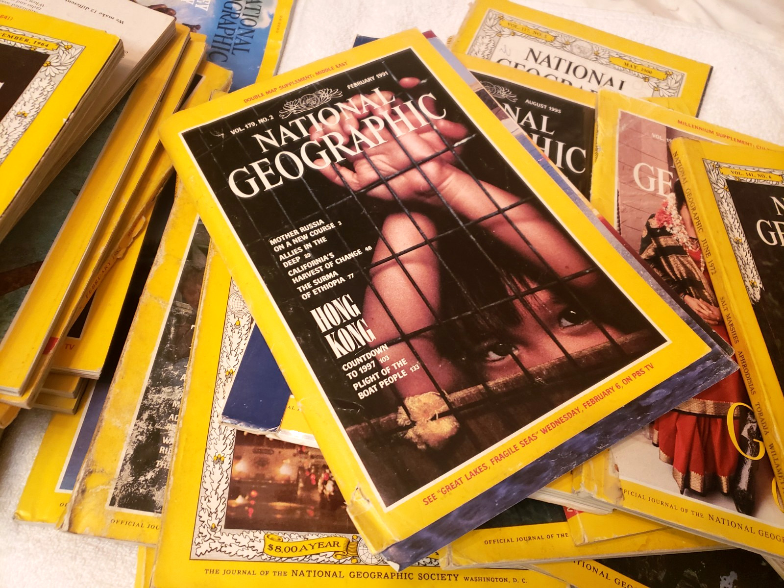 Lot 9 National Geographic Random Pick 1960s – 2010s No duplicate DAMAGED