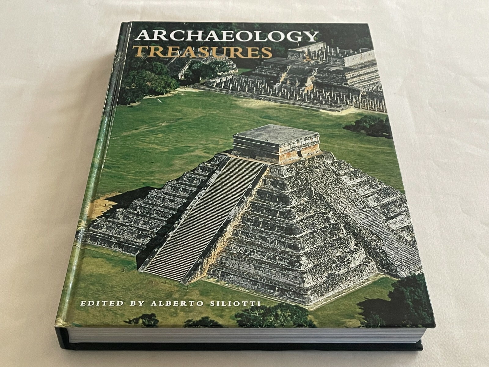 ARCHAEOLOGY TREASURES 2006 vmb Publishers Hardback 10.5″x14.5″ 432 pages LKE NEW
