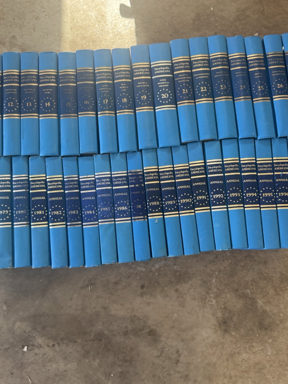 Encyclopedia Americana 1977-1997 Set And International Edition 30 Volumes 2 Sets