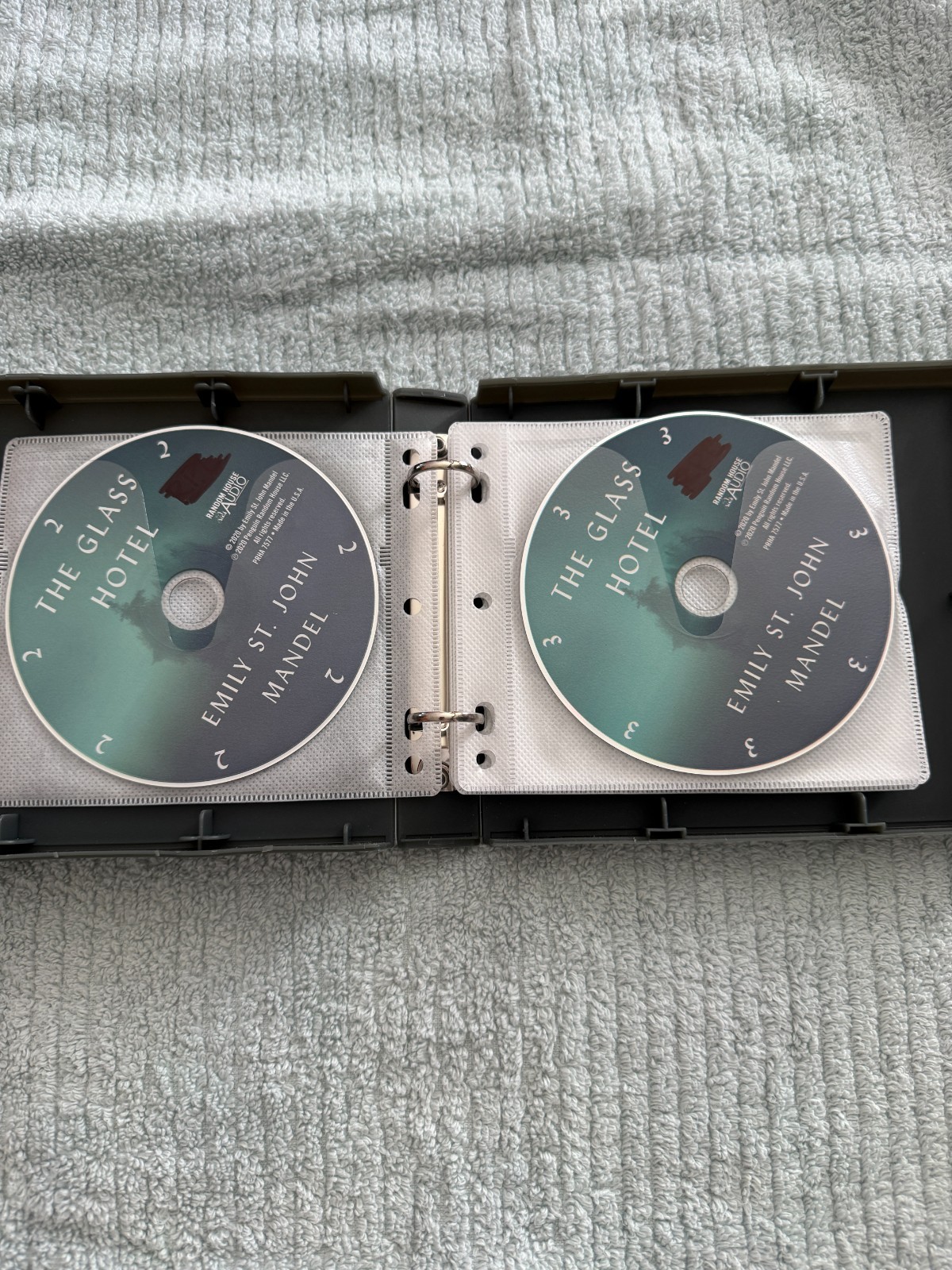 Glass Hotel : A Novel by Emily St. John Mandel (2020, Compact Disc)