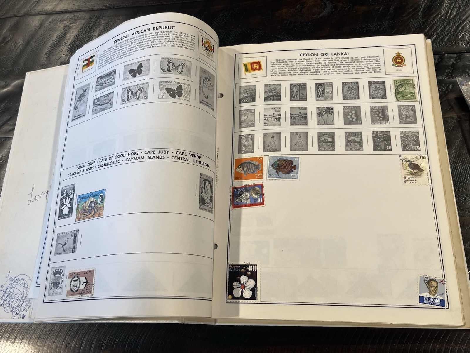 1974 H. E. Harris Traveler Stamp Album Postage Stamps of the World 2,000+ Stamps