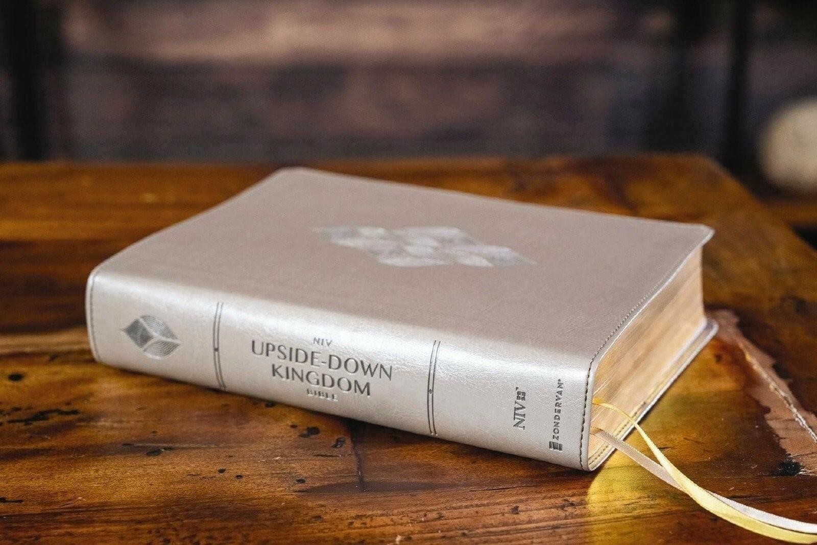 NIV, Upside-Down Kingdom Bible, Leathersoft, Tan, Comfort Print: Think Deeply…
