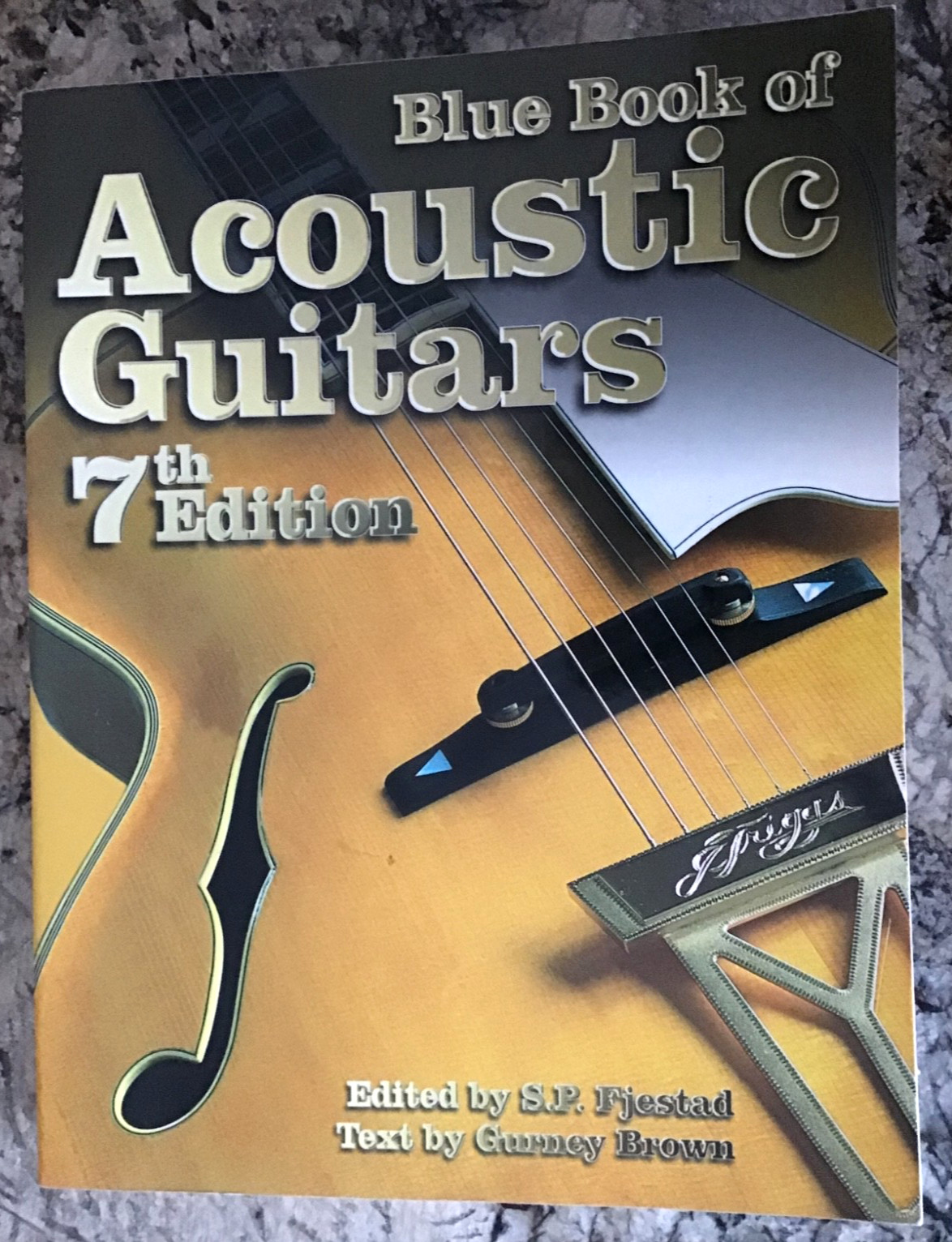 BLUE BOOK OF ACOUSTIC GUITARS – 7TH EDITION – 2001 – 576 PAGES PAPERBACK