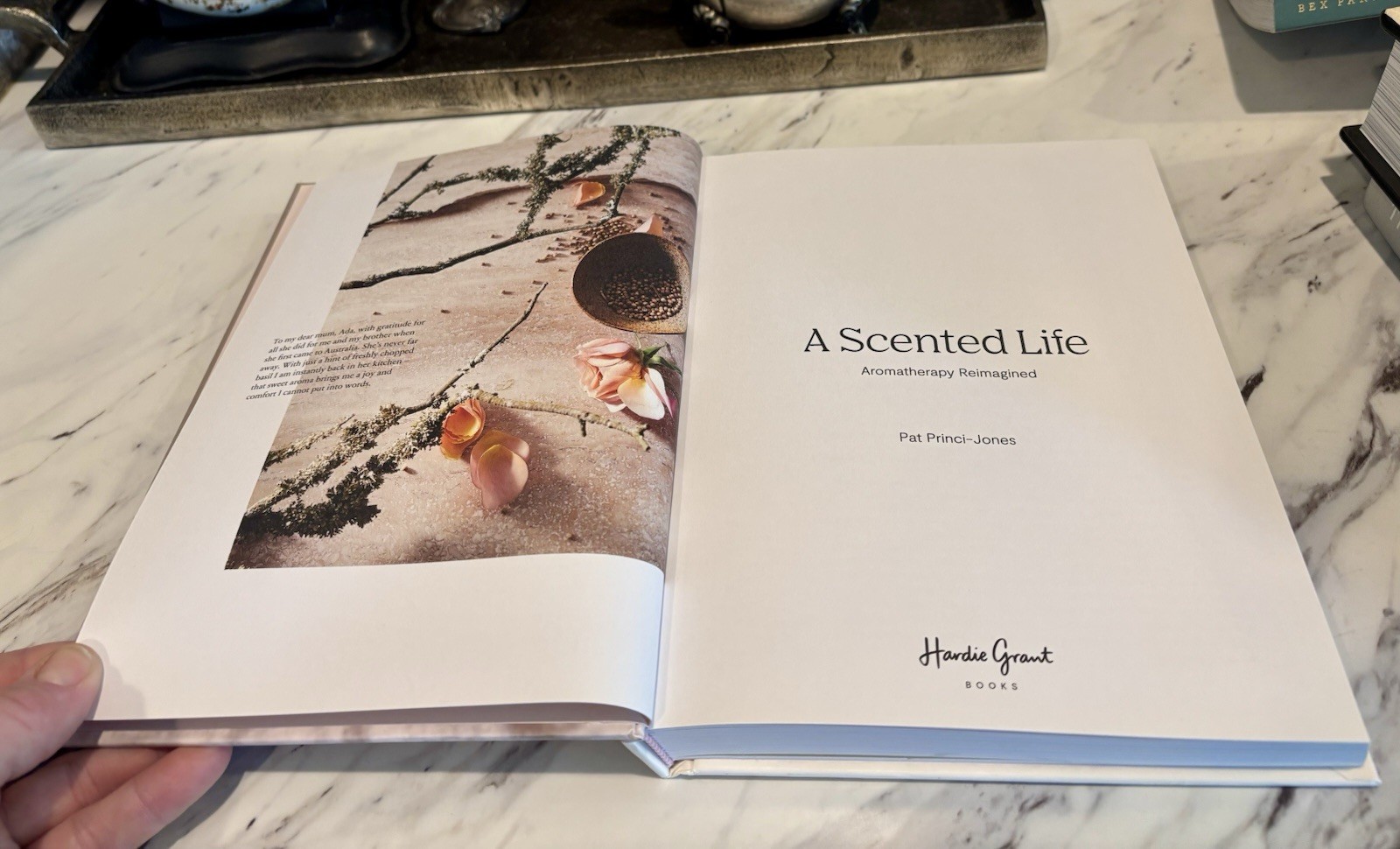 Hardie Grant Books Scented Life Wellbeing Essential Oils Princi-Jones 2020 HC