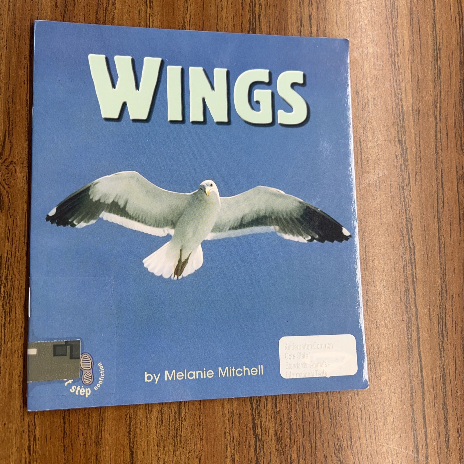 Wings (First Step Nonfiction) (First Step Nonfiction (Paperback)) – GOOD