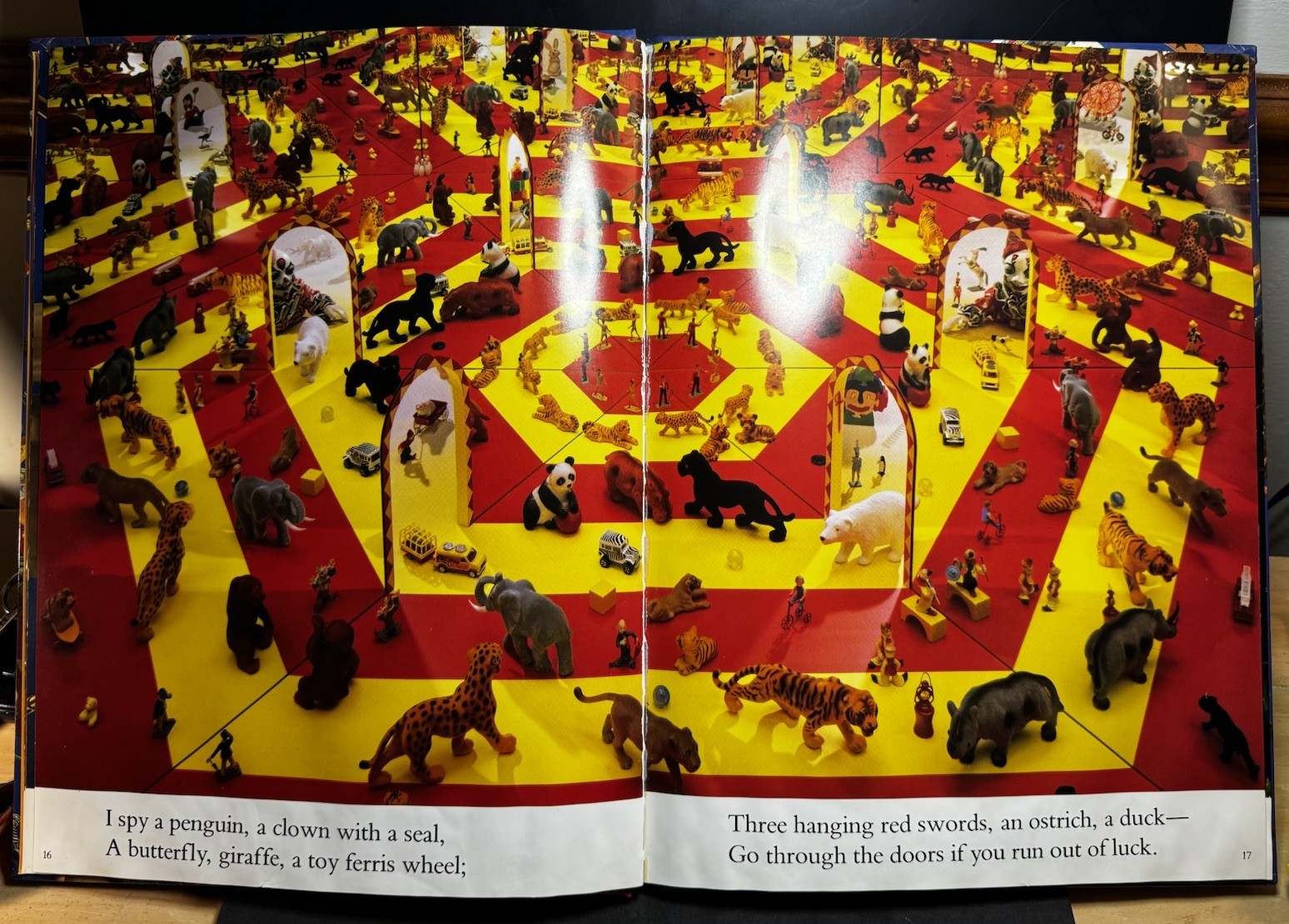 I Spy “Fun House” – A Book of Picture Riddles by Jean Marzollo 1st Printing 1993