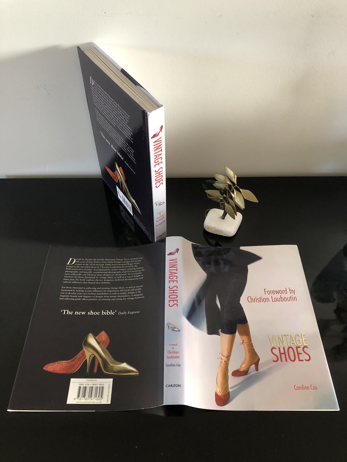 Vintage Shoes Caroline Cox Carlton B. 2012 First Ed/F.Pr. H/C D/J L/N 👢👠