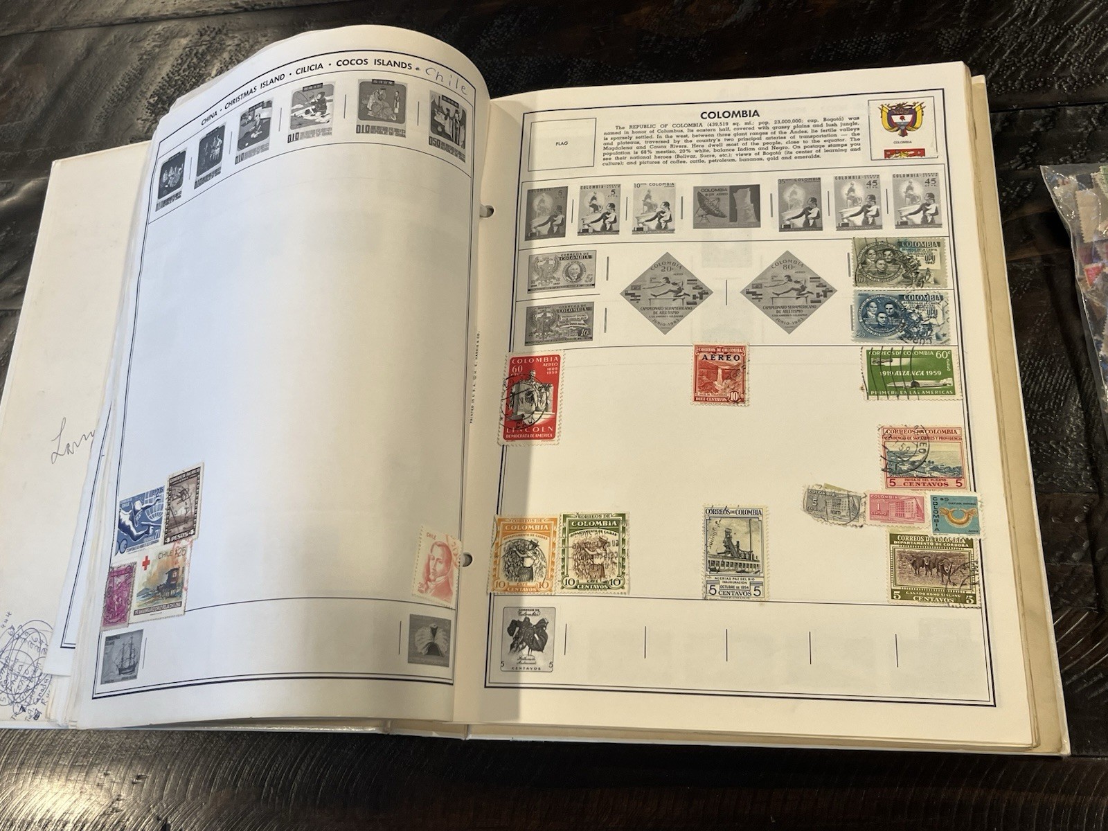 1974 H. E. Harris Traveler Stamp Album Postage Stamps of the World 2,000+ Stamps