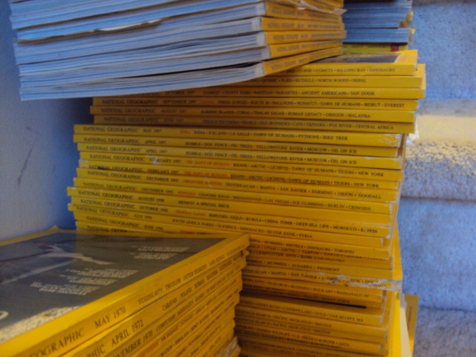 Lot 9 National Geographic Random Pick 1960s – 2010s No duplicate DAMAGED