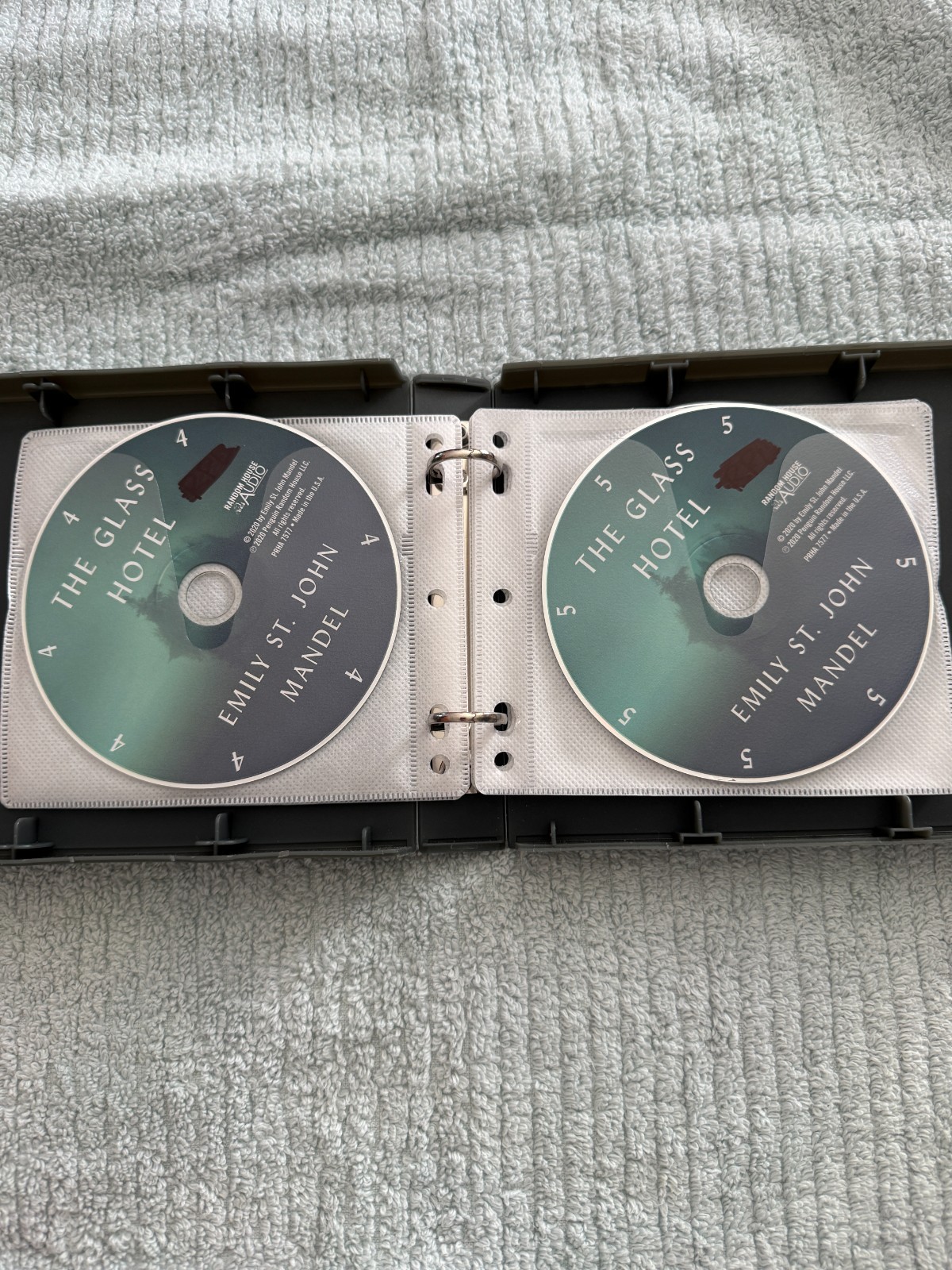 Glass Hotel : A Novel by Emily St. John Mandel (2020, Compact Disc)