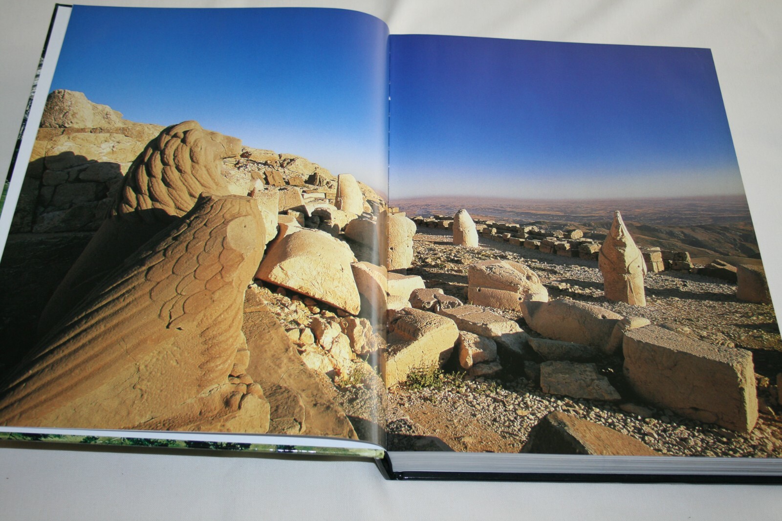 ARCHAEOLOGY TREASURES 2006 vmb Publishers Hardback 10.5″x14.5″ 432 pages LKE NEW