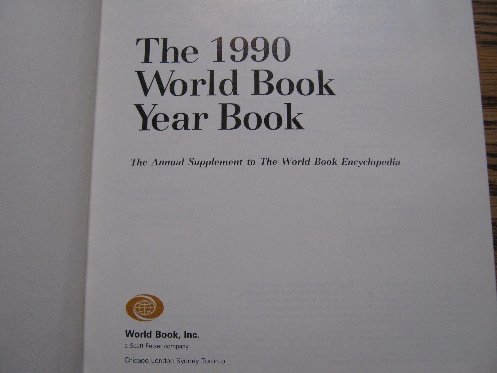 The World Book Yearbook 1990, 576 pages