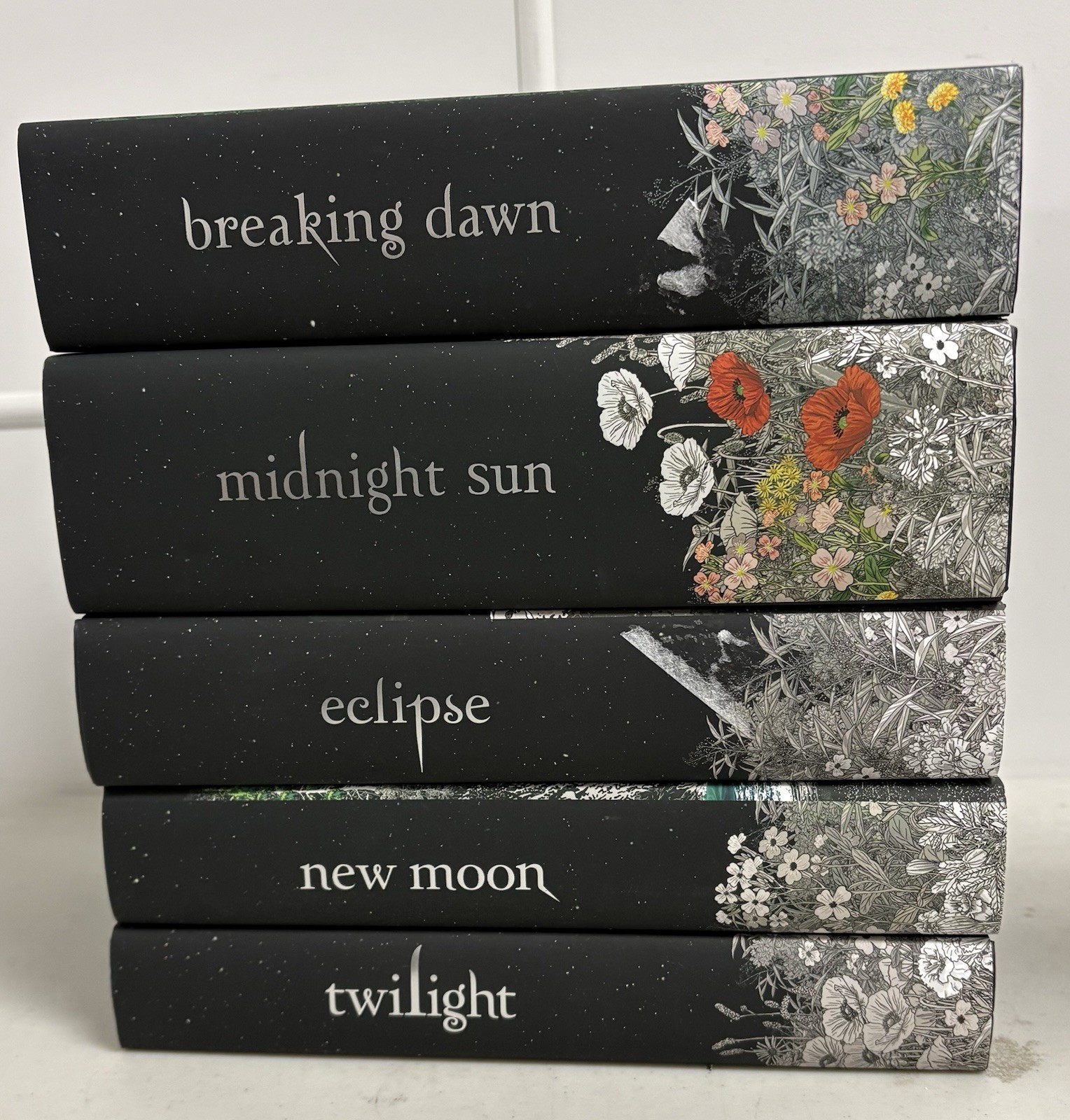 The Twilight Saga Deluxe Hardcover Collection Like New