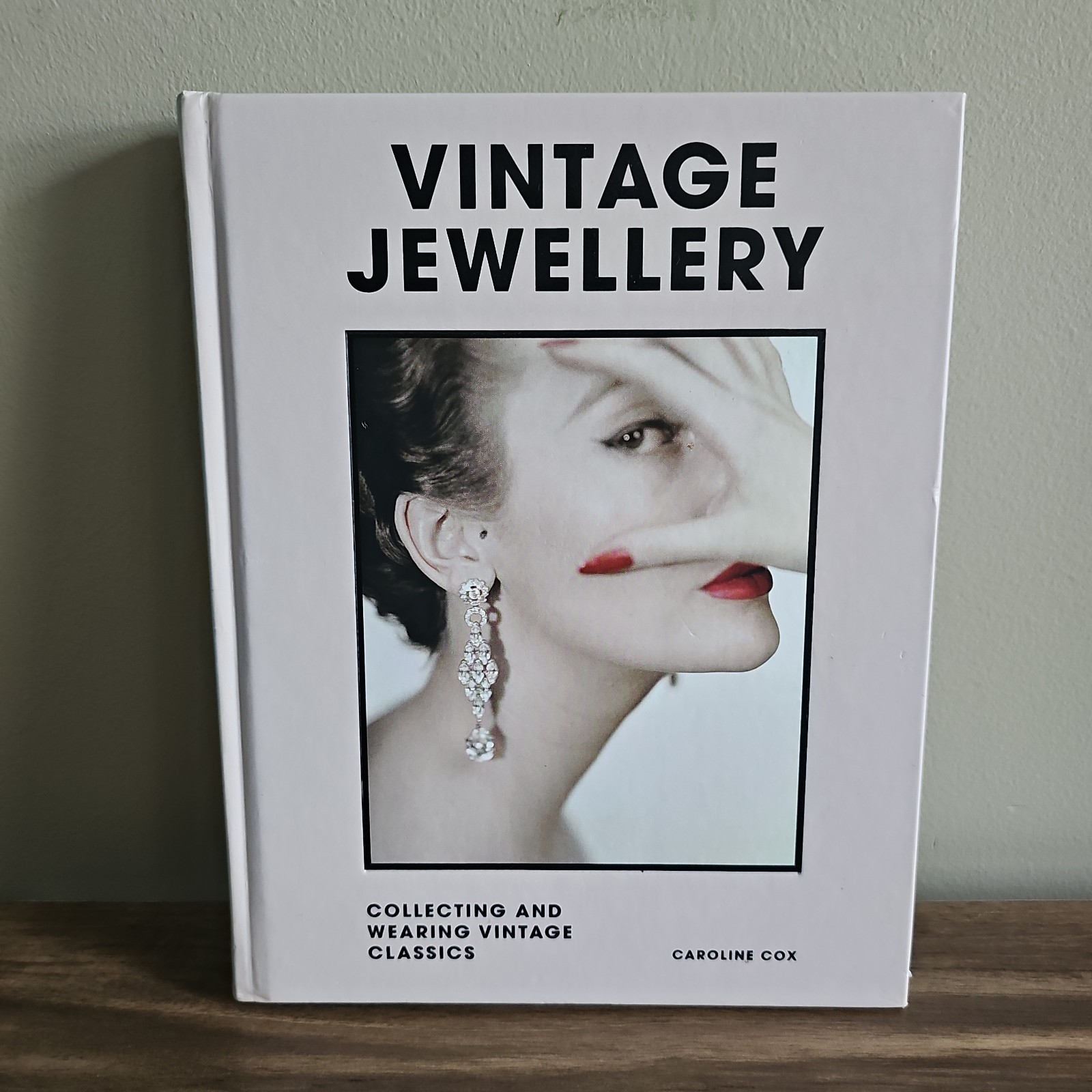 Vintage Jewellery: Collecting and Wearing Designer Classics by Caroline Cox