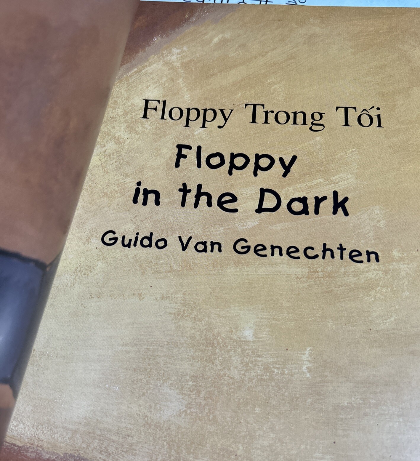 FLOPPY IN THE DARK By Guido Van Genechten Vietnamese & English New