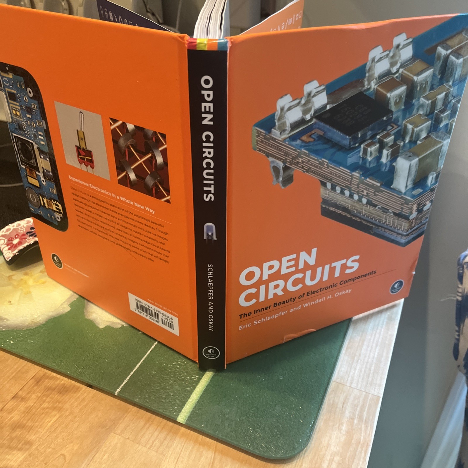 Open Circuits : The Inner Beauty of Electronic Components by Eric Schlaepfer HC