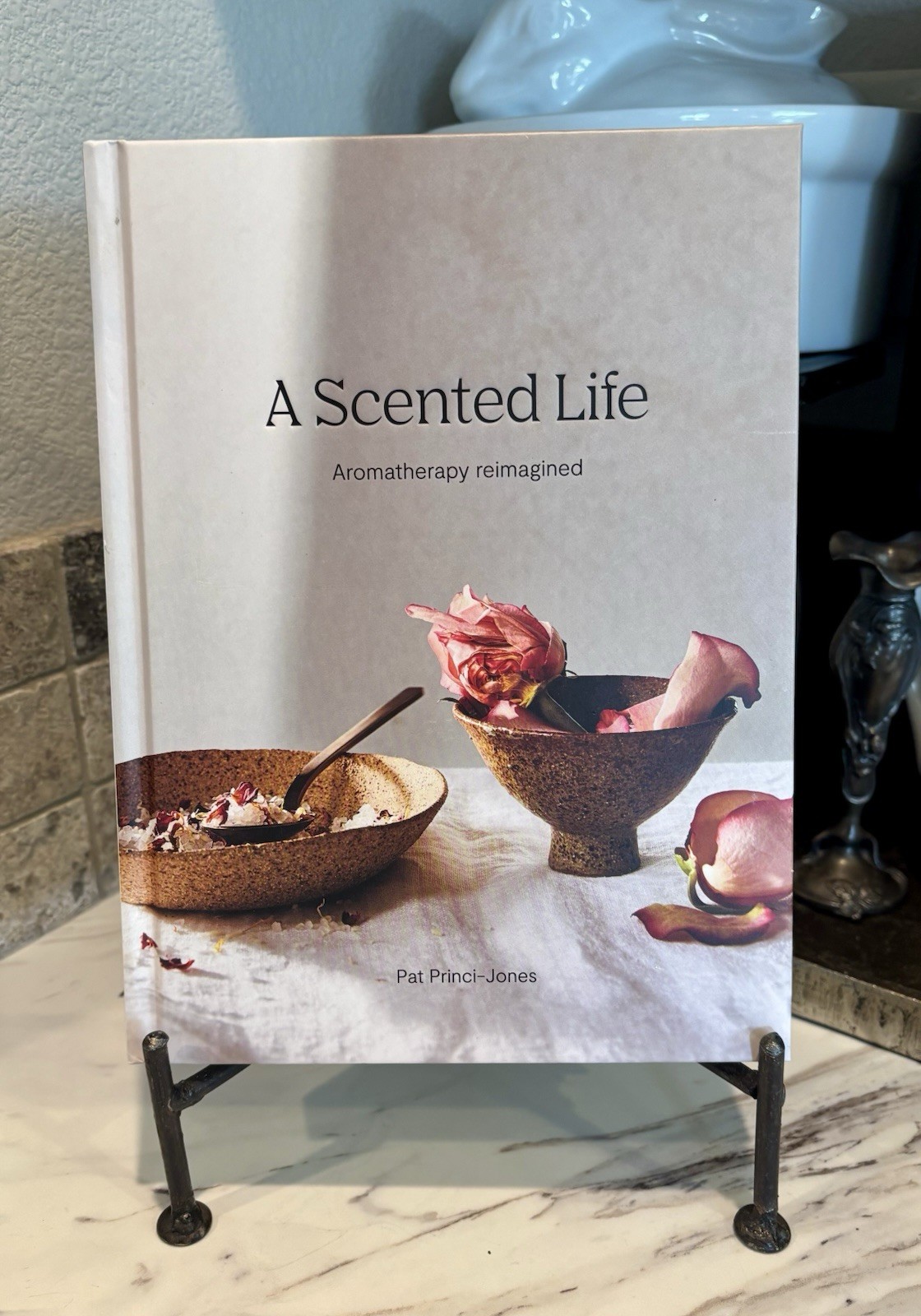 Hardie Grant Books Scented Life Wellbeing Essential Oils Princi-Jones 2020 HC