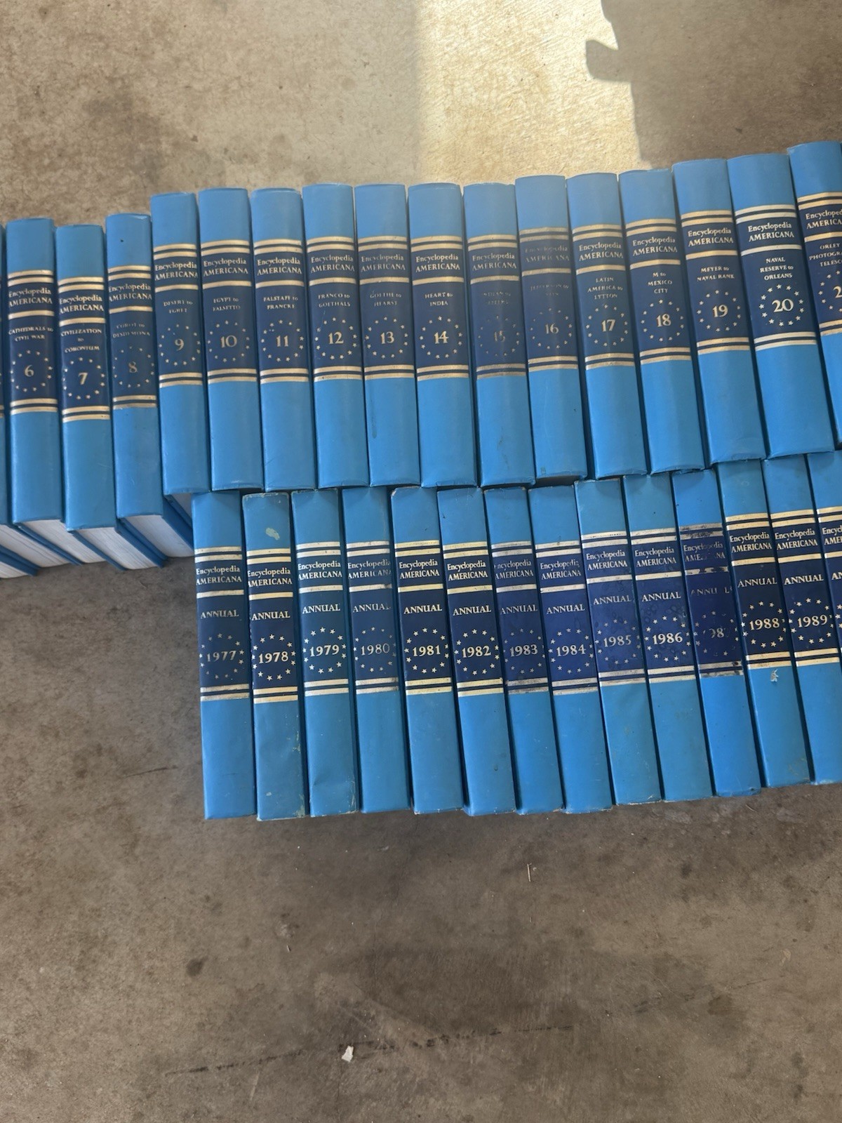 Encyclopedia Americana 1977-1997 Set And International Edition 30 Volumes 2 Sets