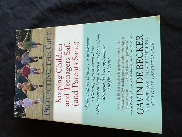 PROTECTING GIFT Gavin De Becker BOOK Children Teenagers Safe Fear Prevention