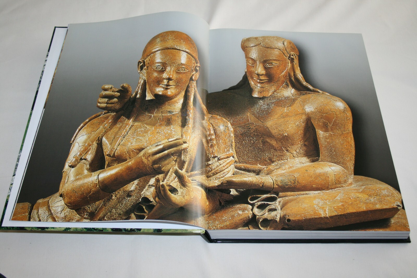 ARCHAEOLOGY TREASURES 2006 vmb Publishers Hardback 10.5″x14.5″ 432 pages LKE NEW