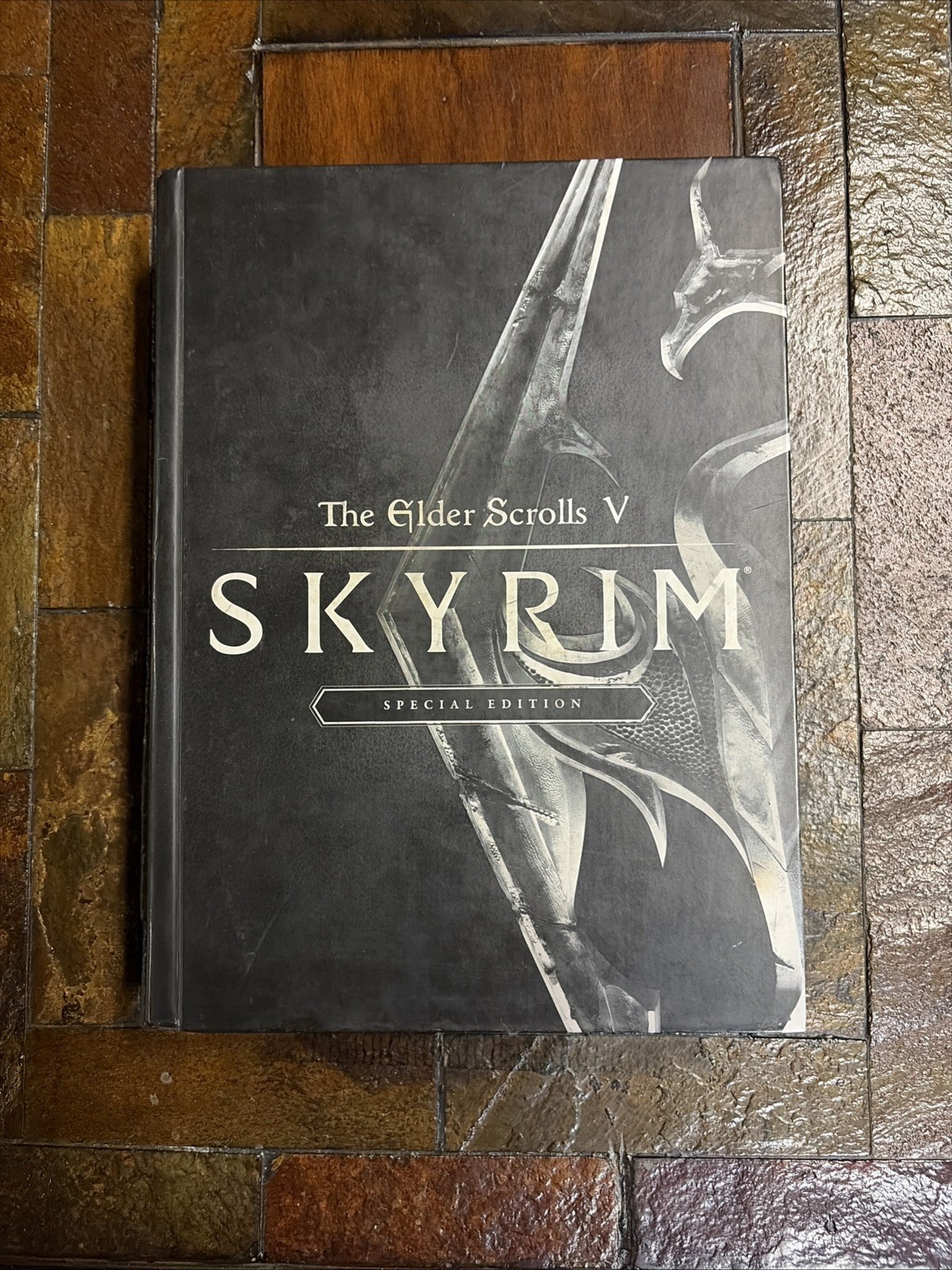 The Elder Scrolls V: Skyrim Special Edition Hardcover Strategy Guide