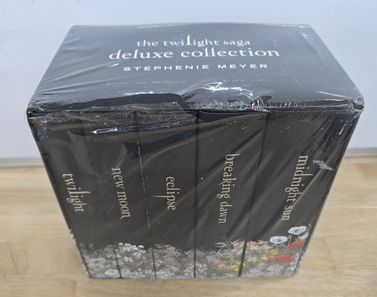 The Twilight Saga Collection by Stephenie Meyer – Deluxe Collection – Hardcover