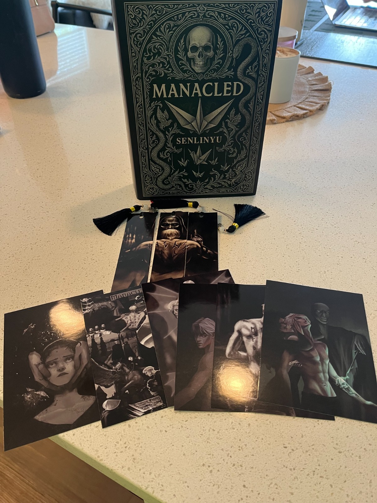 Manacled by Senlinyu. Special Edition, contains 3 bookmarks, 6 illustrations
