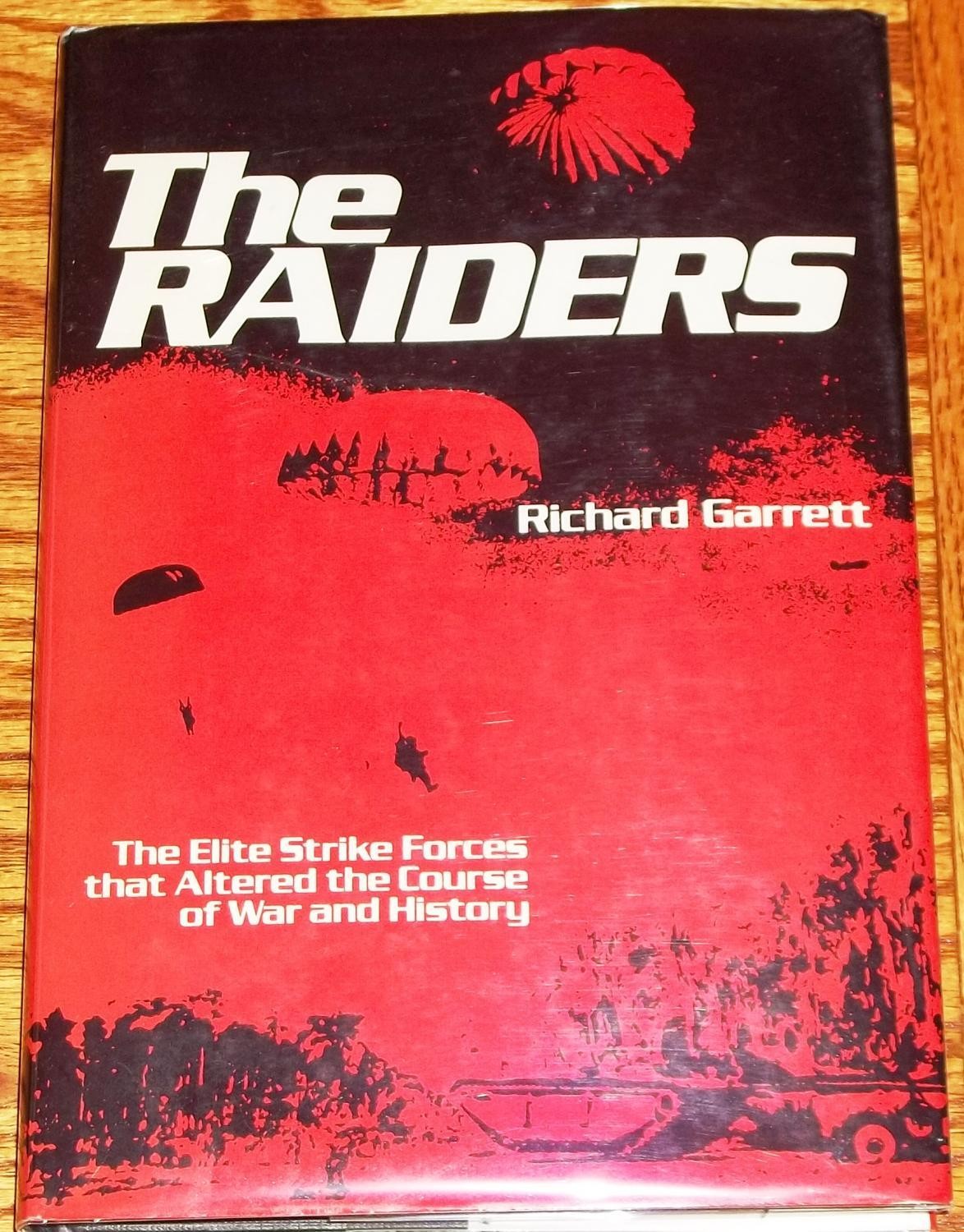 Richard Garrett / RAIDERS THE ELITE STRIKE FORCES THAT ALTERED THE COURSE 1st ed
