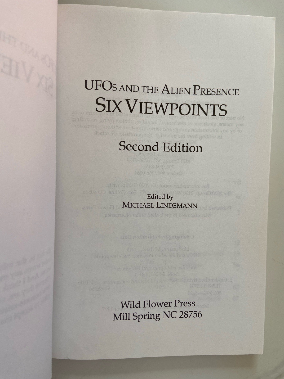 UFOS & THE ALIEN PRESENCE SIX VIEWPOINTS By Michael Lindemann Roswell NM UAPs PB