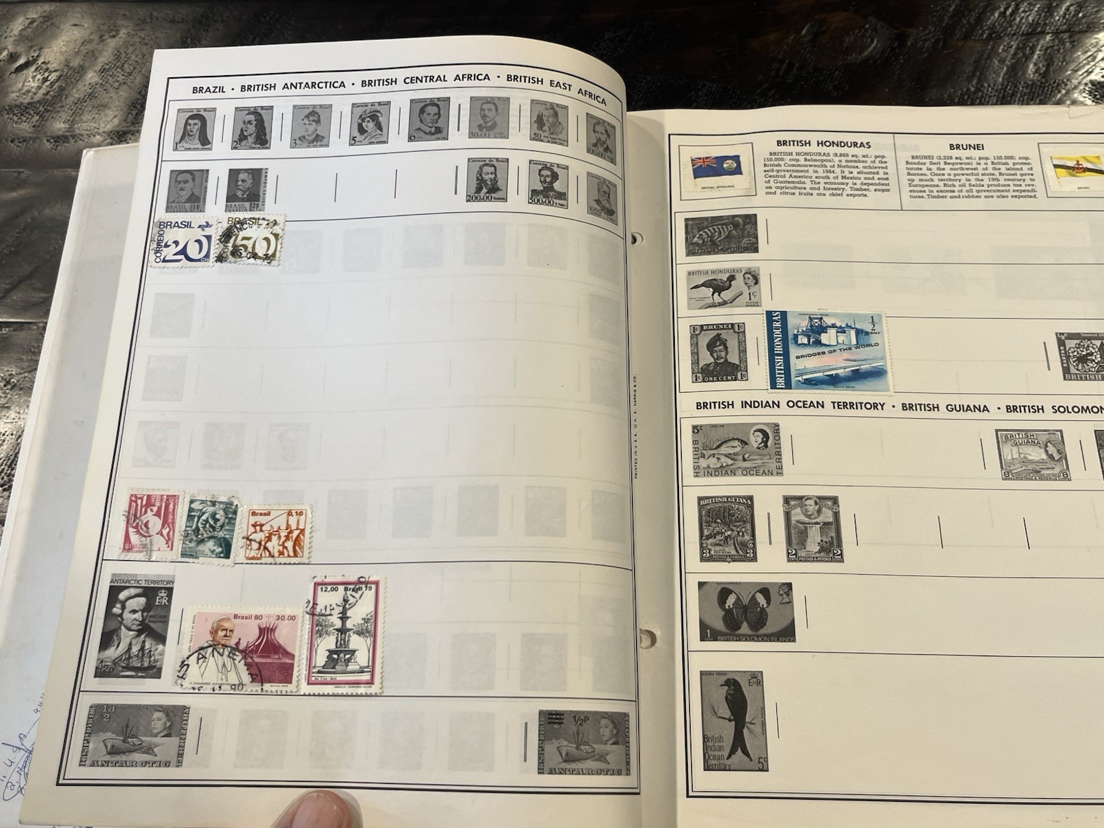 1974 H. E. Harris Traveler Stamp Album Postage Stamps of the World 2,000+ Stamps