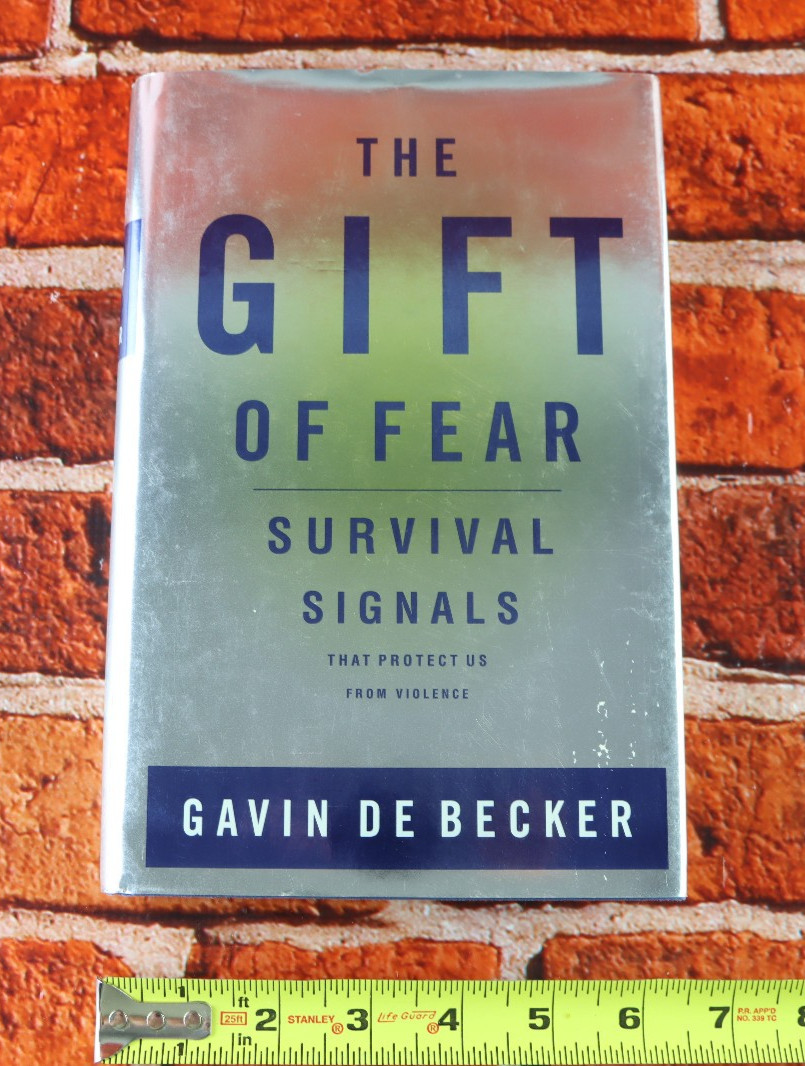 The Gift of Fear Survival Signals Protect Us From Violence Gavin de Becker