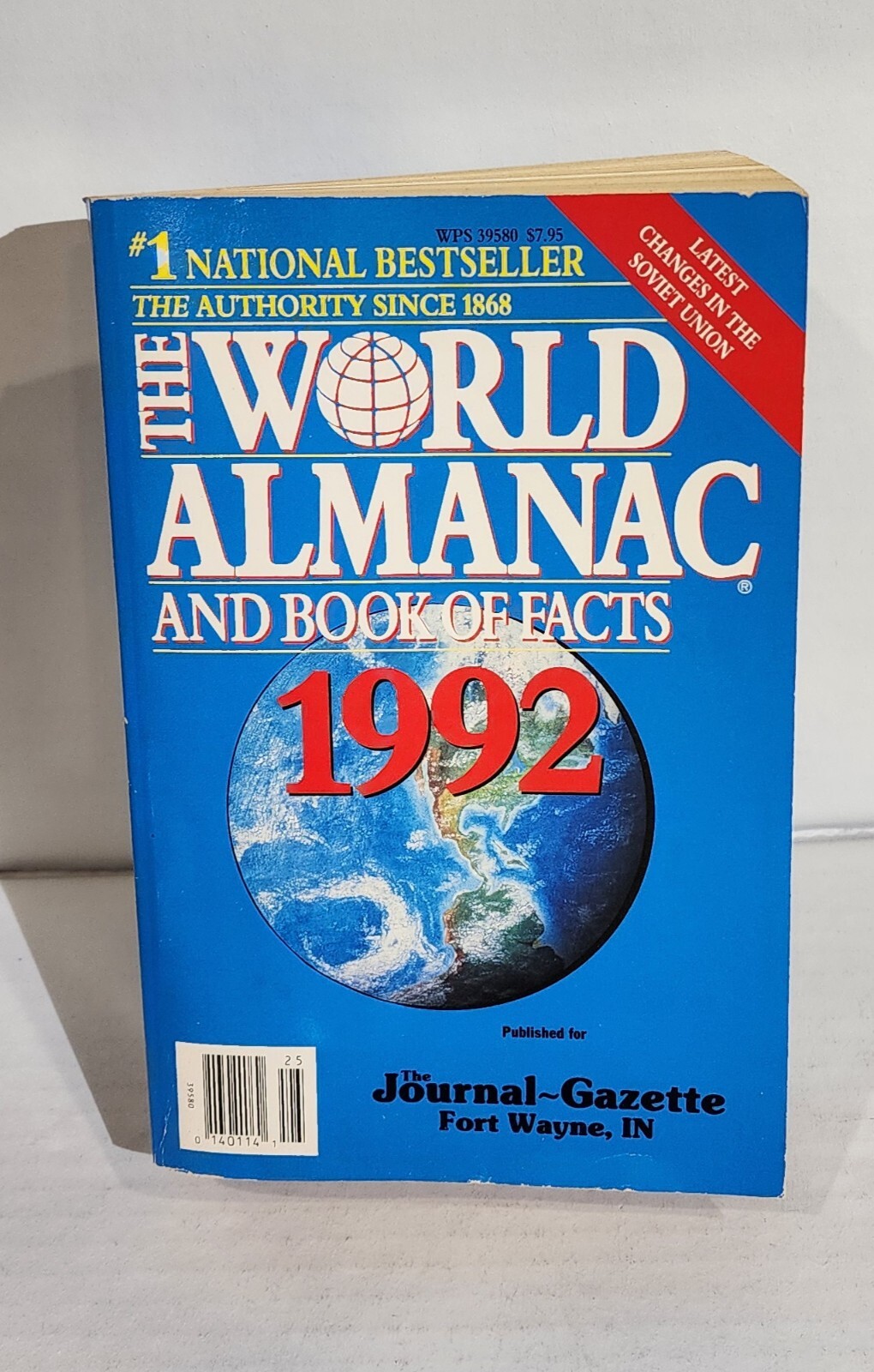 THE WORLD ALMANAC AND BOOK OF FACTS 1992 PAPERBACK NM 960 PAGES RARE VINTAGE