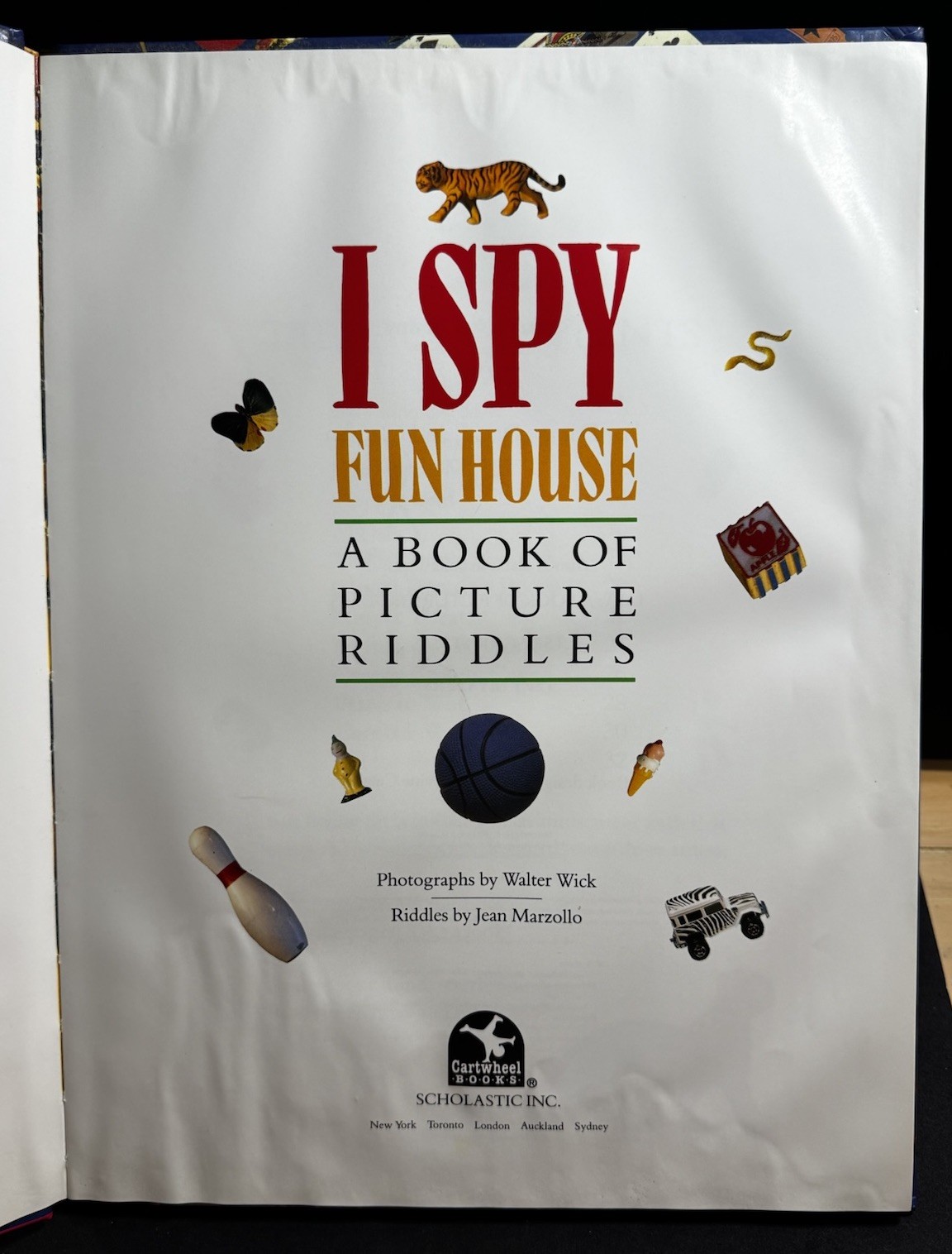 I Spy “Fun House” – A Book of Picture Riddles by Jean Marzollo 1st Printing 1993