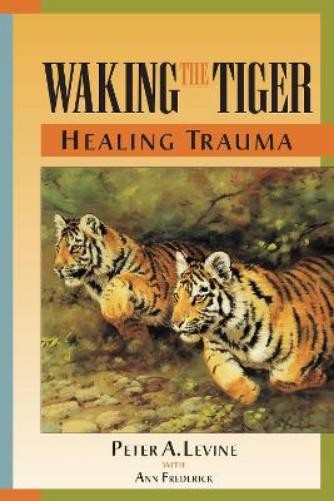 Peter A. Levine Waking the Tiger: Healing Trauma (Paperback)