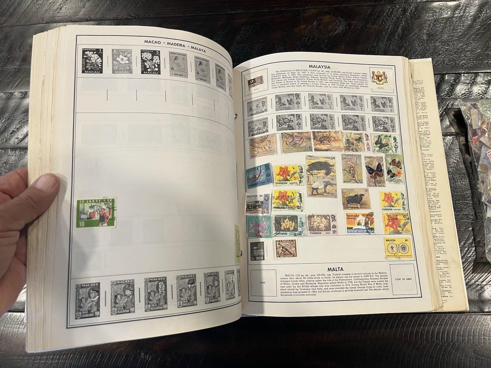 1974 H. E. Harris Traveler Stamp Album Postage Stamps of the World 2,000+ Stamps