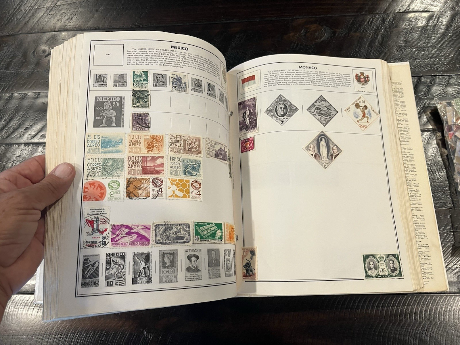 1974 H. E. Harris Traveler Stamp Album Postage Stamps of the World 2,000+ Stamps