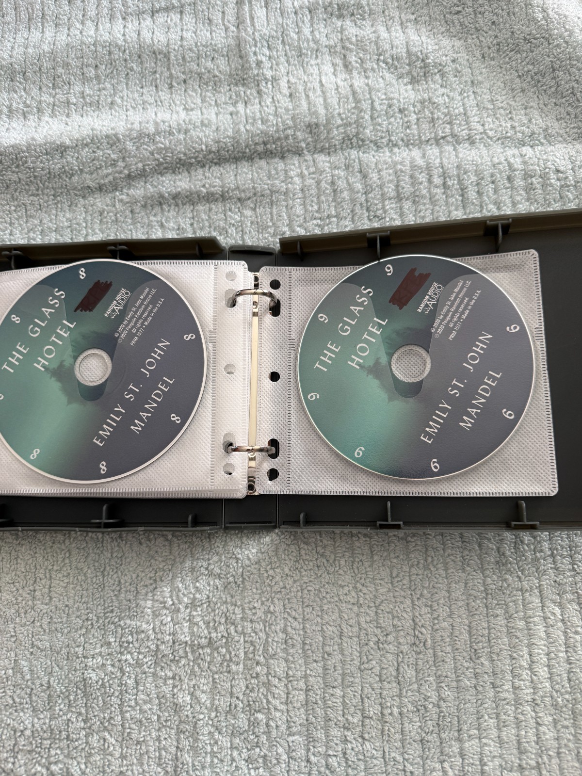 Glass Hotel : A Novel by Emily St. John Mandel (2020, Compact Disc)