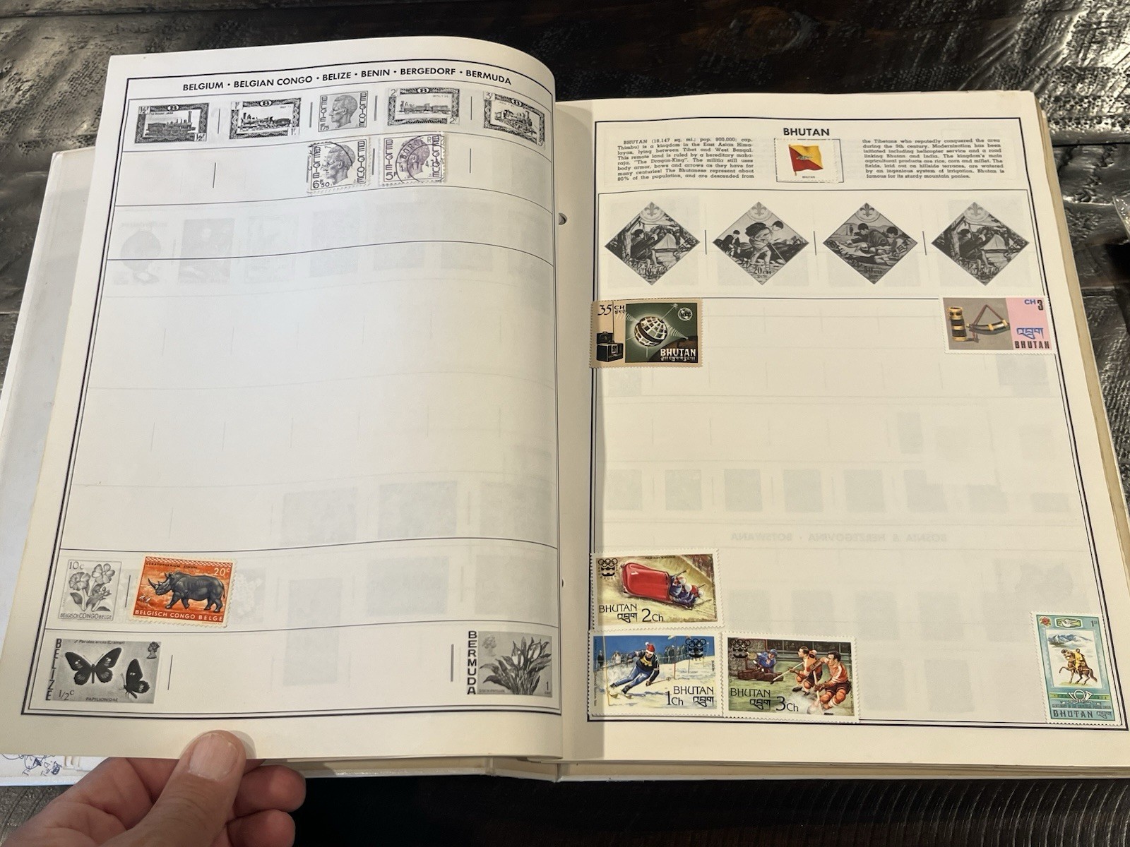 1974 H. E. Harris Traveler Stamp Album Postage Stamps of the World 2,000+ Stamps