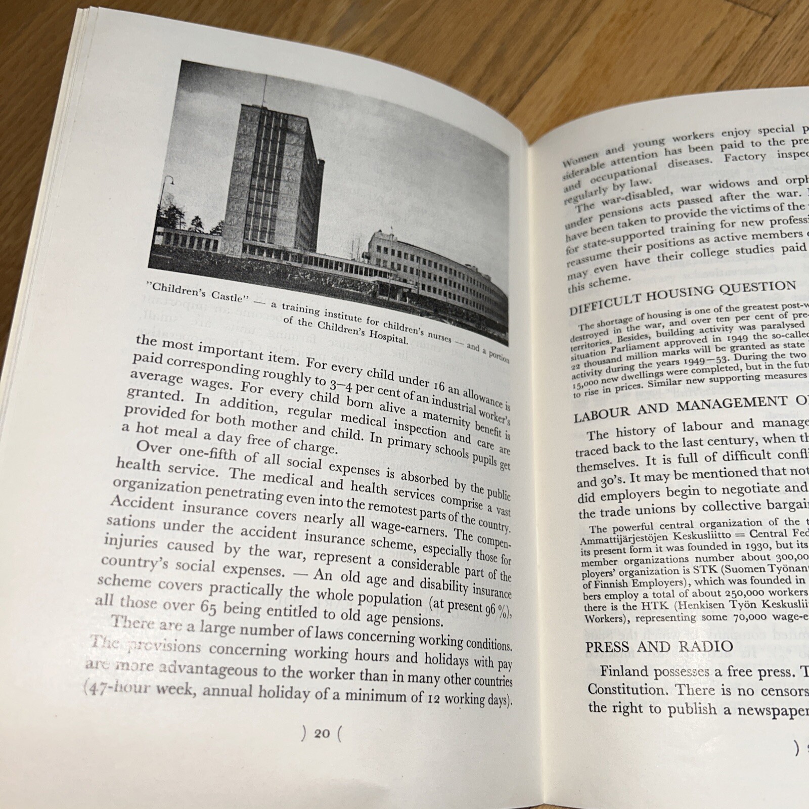 1952 SPEAKING OF FINLAND 32 pages by Jaako Kihlberg in English